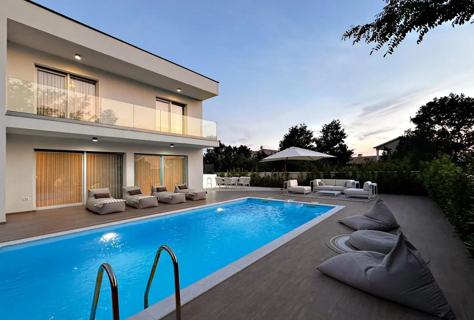 Villa Nobel For 6 Adults With Private 40 M2 Heated Pool, Outside Bar & Movie Theatre Bibici
